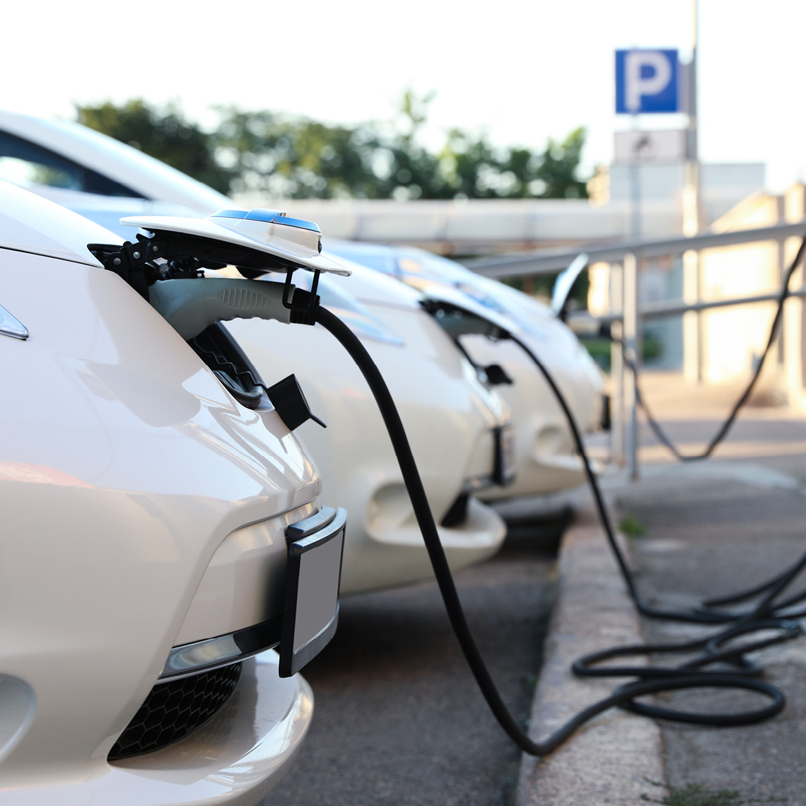 ładowarki elektryczne podpięte do samochodów