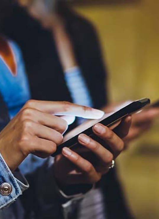 kobieta trzymająca telefon w ręce