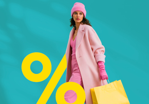 kobieta ubrana na różowo z torbą na zakupy