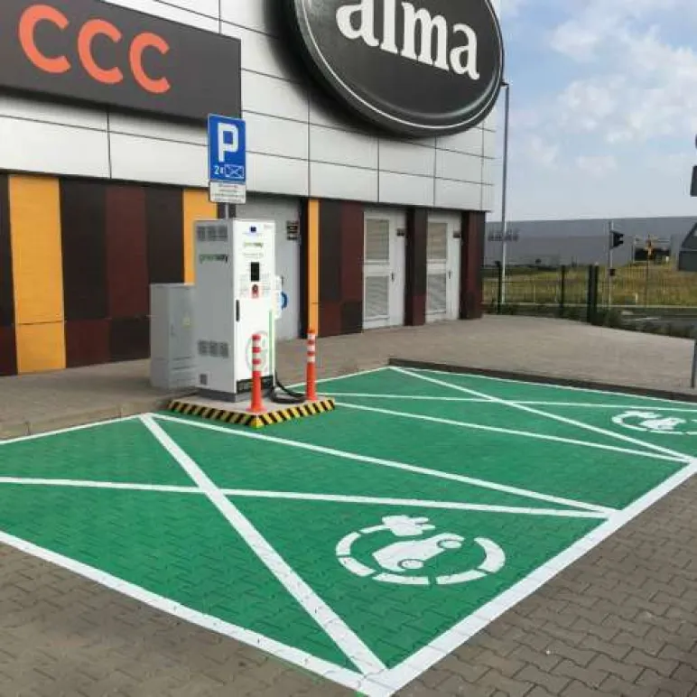ładowarka elektryczna na parkingu Factory Kraków