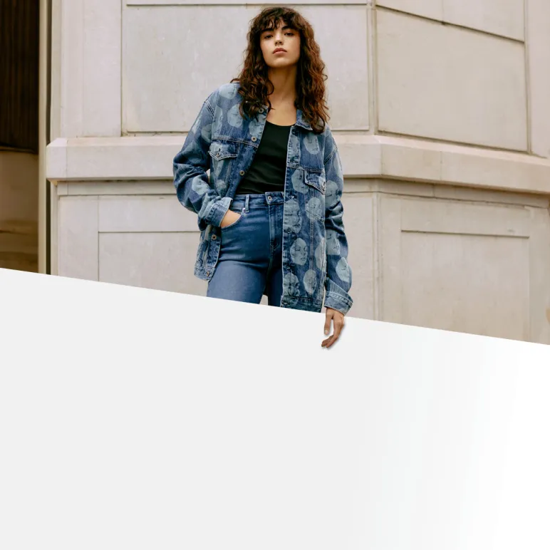 kobieta ubrana w denim we wzorki