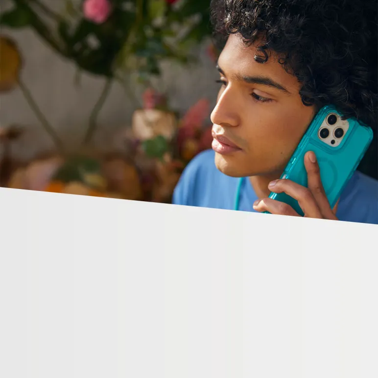 mężczyzna rozmawiający przez telefon