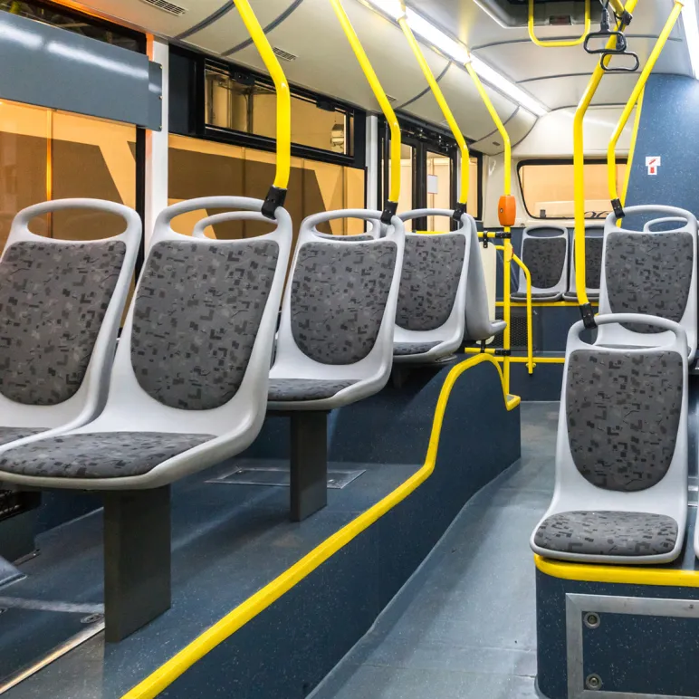wnętrze autobusu miejskiego