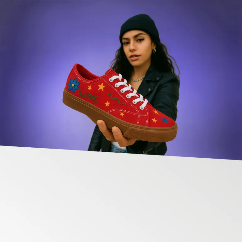 dziewczyna z butem sneakersem w ręce