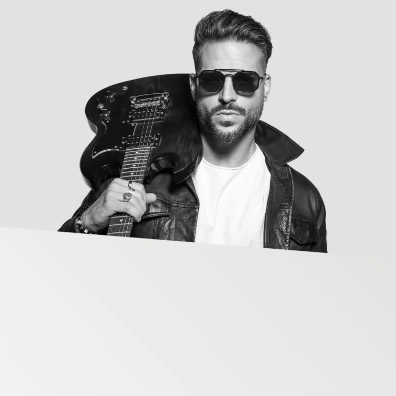 mężczyzna z gitarą 