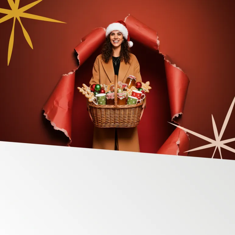 dziewczyna w czapce mikołaja trzyma kosz pełen lokalnych pyszności 