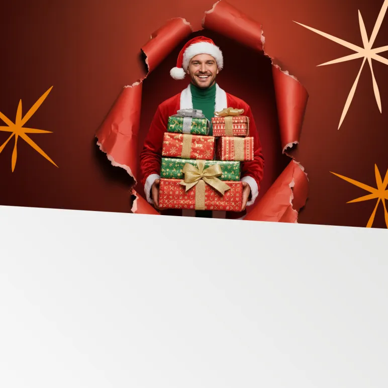 mężczyzna w czapce mikołaja trzymający prezenty