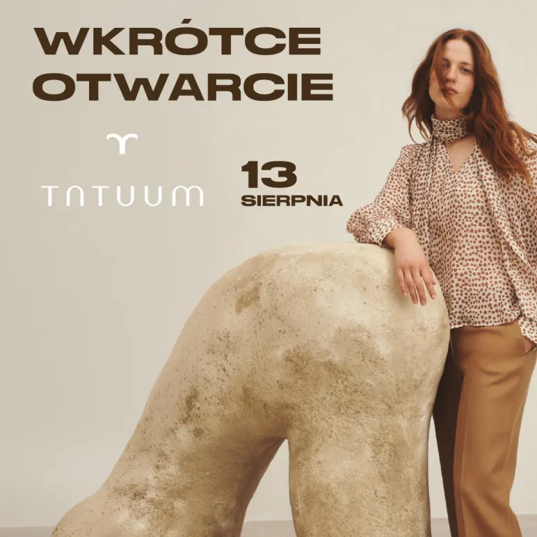 kobieta w ubraniach TATUUM, na beżowym tle