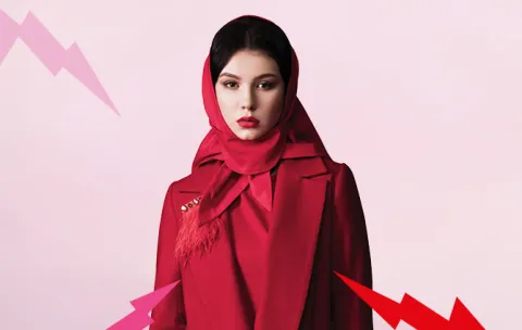 kobieta ubrana na czerwono