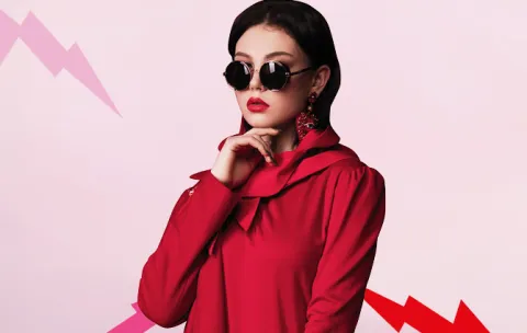 kobieta na różowym tle