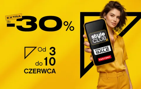 dziewczyna pokazuje ekran telefonu
