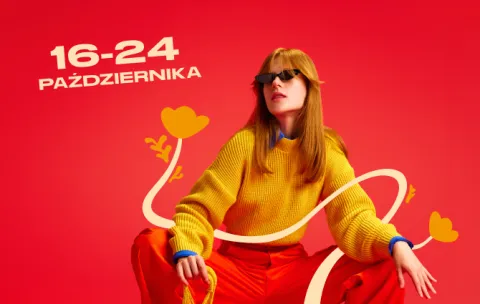 ruda dziewczyna w pomarańczowym swetrze i okularach przeciwsłonecznych