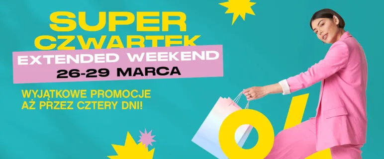 kobieta ubrana na różowo z torbą zakupową