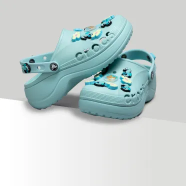 niebieskie buty Crocs z kolorowymi przypinkami