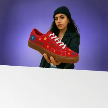 dziewczyna z butem sneakersem w ręce