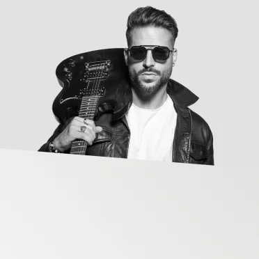 mężczyzna z gitarą 