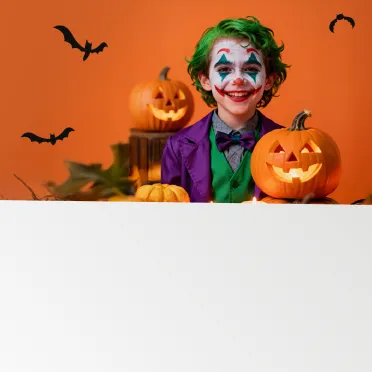halloweenowy chłopiec wśród dyni