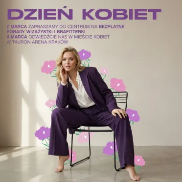 kobieta w fioletowym garniturze