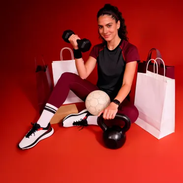 dziewczyna w sportowym stroju z hantelkami