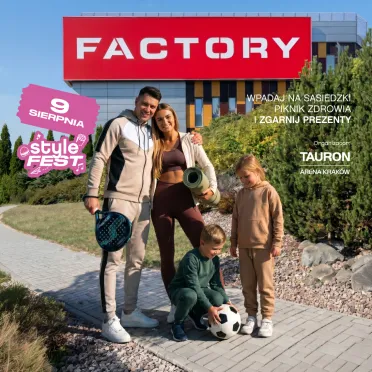 rodzina na tle budynku Factory