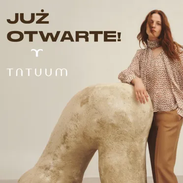 kobieta w ubraniach TATUUM, na beżowym tle